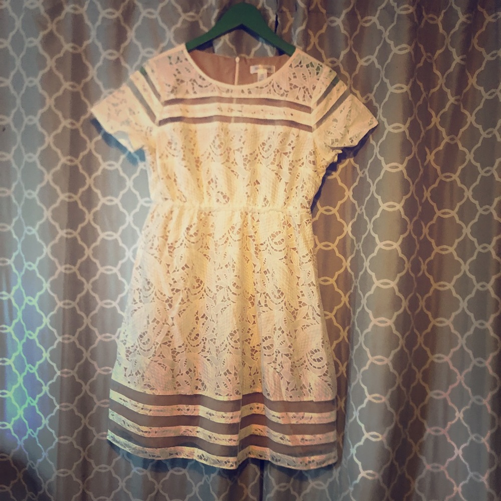 NWOT white lace maternity dress gorgeous!!!